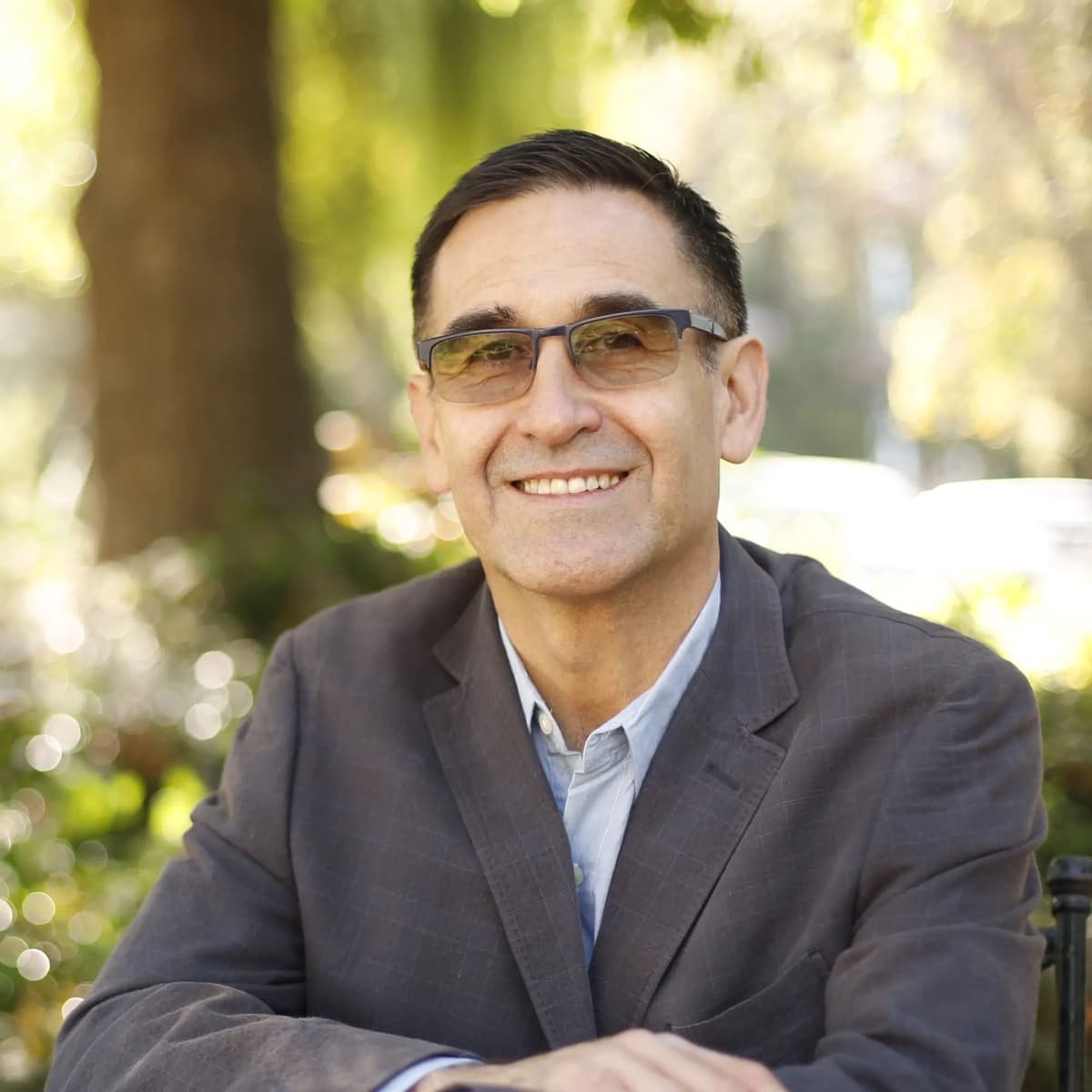 Dr. Andrés Pucheau